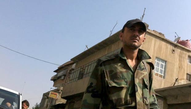 Soldado do regime de Assad patrulha rua na capital, Damasco, nesta terça-feira (31) (Foto: AFP)