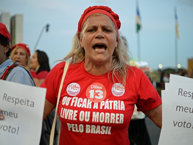 Manifestante contrária ao impeachment na Esplanada dos Ministérios, em Brasília (Foto: Andressa Anholete / AFP)