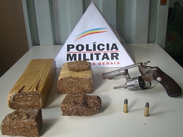Droga e arma apreendidas com homem no Cristo Rei (Foto: Divulgação / Polícia Militar)