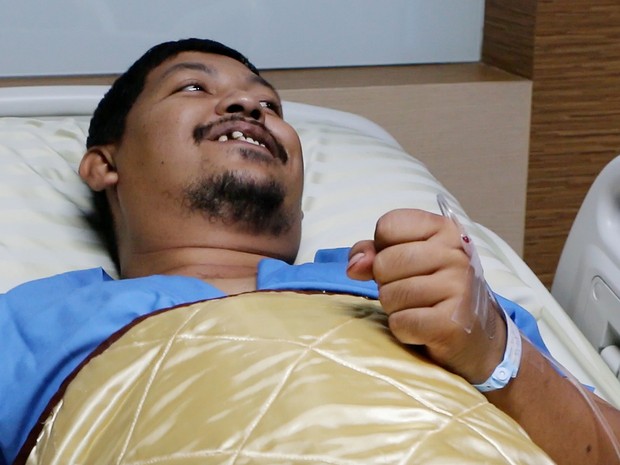 Atthaporn Boonmakchuay, de 38 anos, viveu um pesadelo ao ser atacado por uma píton que se escondia nas tubulações do banheiro de sua casa (Foto: BBTV CH7 Thailand/AP)