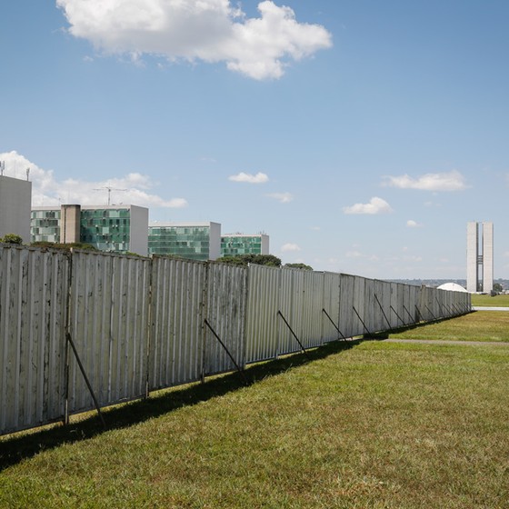 Muro em Brasília construído para separar manifestantes.  (Foto: Sergio Lima/ Época)