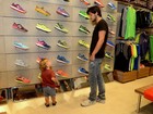 Felipe Simas leva o filho Joaquim para comprar tênis no Rio