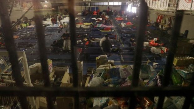 Moradores desabrigados de Amatrice estão passando as noites em um ginásio  (Foto: AP)
