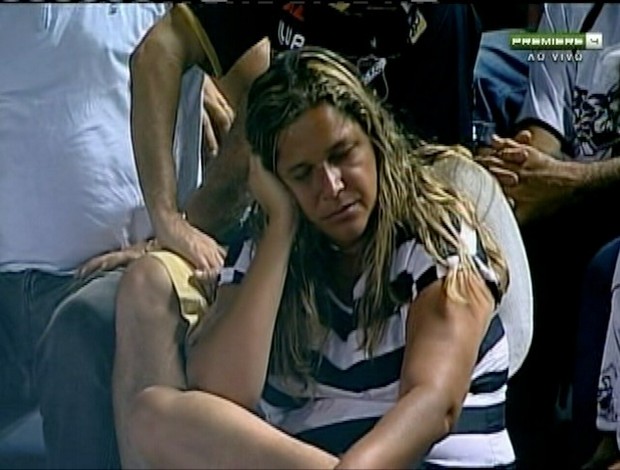 Torcedora dorme durante derrota do ABC para o Paraná (Foto: Reprodução/PFC)