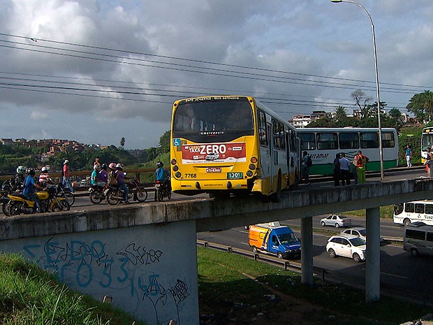 Homem tenta jogar ônibus para fora de viaduto em Pirajá, em Salvador (Foto: Imagem/ TV Bahia)