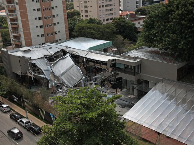 Um estande de vendas da obra de um prédio em construção é visto após desabar na Vila Olímpia, na zona sul de São Paulo (Foto: Fábio Tito/G1)