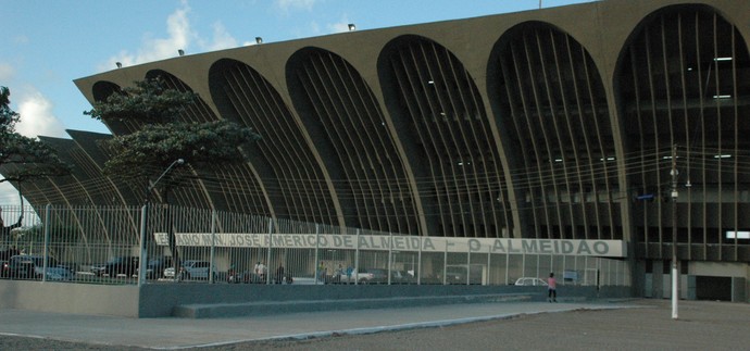 Estádio Almeidão, fachada da arquibancada sombra (Foto: Larissa Keren / Globoesporte.com/pb)