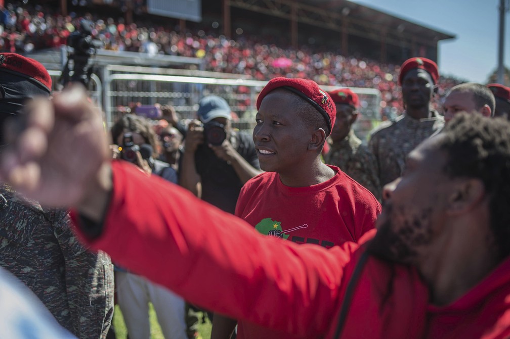 O líder do Lutadores por Liberdade Econômica (EFF, em inglês), Julius Malema, chega aos protestos de 1º de maio em Joanesburgo, África do Sul. O partido está usando a data para mobilizar eleitores uma semana antes das eleições nacionais, diz a AP. — Foto: Mujahid Safodien/AP