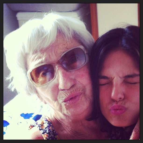 Isis Valverde posta foto com a avó (Foto: Instagram / Reprodução)