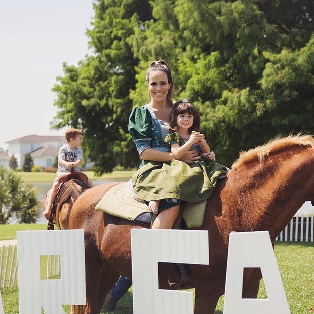 Fernanda Pontes e a filha  (Foto: Reprodução/Instagram)