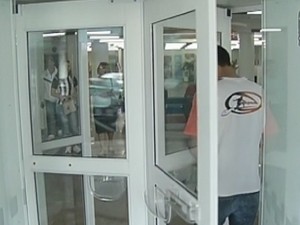 Porta giratória foi retirada de alguns bancos em Bauru e Itapetininga (Foto: Reprodução/TV Tem) Porta giratória foi retirada de alguns bancos em Bauru e Itapetininga (Foto: Reprodução/TV Tem)