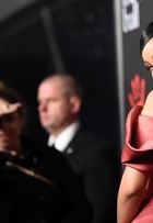 Rihanna investe em figurino ostentação em evento beneficente