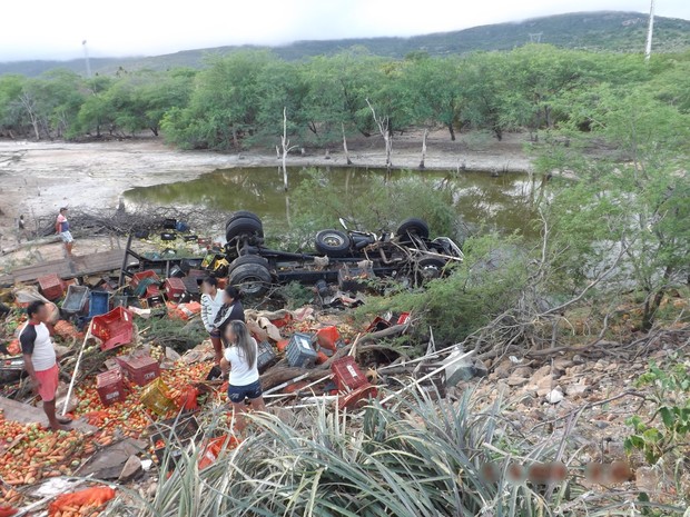 Caminhão capota e duas pessoas morrem na BR-110, em Petrolândia (Foto: Jair Ferraz/ Divulgação)