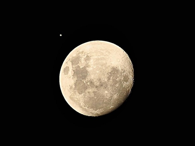 A Lua ganhou um tom mais alaranjado na imagem de Maria Luiza Araujo, feita em Uberlândia (MG). "Eu fotografo tudo que vejo, e adoro a Lua. Quanto ocorreu a superlua, o G1 também publicou uma foto minha", conta (Foto: Maria Luiza Ribeiro Pereira Araujo/VC no G1)