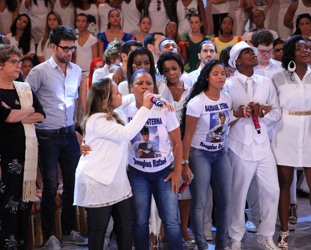 Bruna Karla canta ao lado de Fátima (Foto: TV Globo/João Januário)