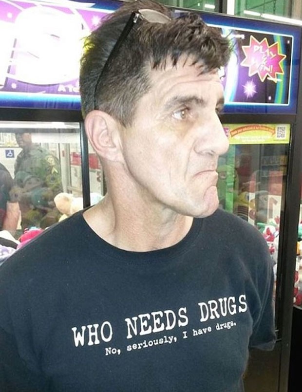 John Balmer se deu mal ao usar camiseta 'eu tenho drogas' (Foto: Reprodução/Facebook/Pasco County Sheriff’s Office)