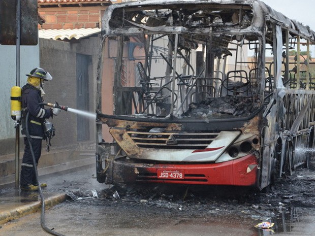ônibus queimado em Vitória da Conquista (Foto: Anderson Oliveira / Blog do Anderson)