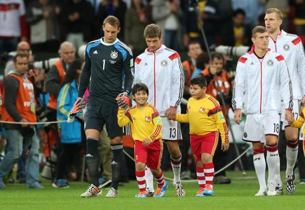 Menino realizou sonho ao entrar em campo com a seleção da Alemanha em Porto Alegre (Foto: Foto: Diego Vara/Agência RBS)