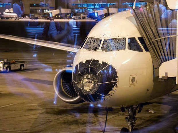 Dianteira do avião da Delta atingido por granizo nos Estados Unidos (Foto: Associated Press)