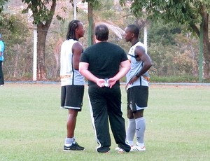 Andrezinho e Seedorf no treino do Botafogo (Foto: Thales Soares / Globoesporte.com) Andrezinho e Seedorf no treino do Botafogo (Foto: Thales Soares / Globoesporte.com)