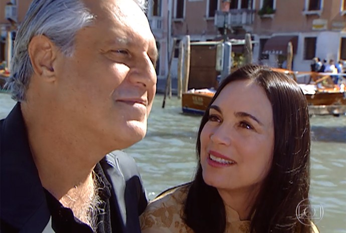 Atílio e Helena passeiam em gôndola em Veneza (Foto: Divulgação/TV Globo)
