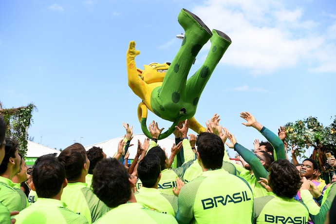 Mascote Ginga, do Time Brasil, cai nos braços dos atletas na Vila Olímpica (Foto: Getty Images)