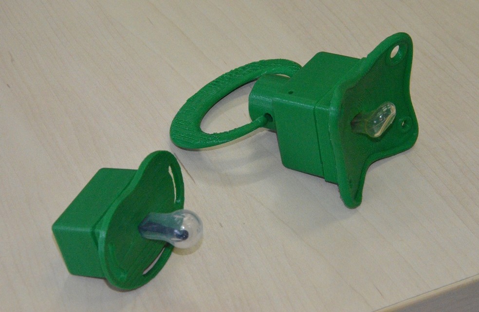 Chupeta eletrônica apelidada de Bubu Digita foi desenvolvida por alunos do IFPB (Foto: Daniela Espínola/IFPB)