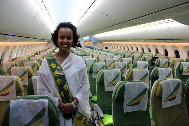 Comissária da Ethiopian na classe econômica do novo avião (Foto: Dennis Barbosa/G1)