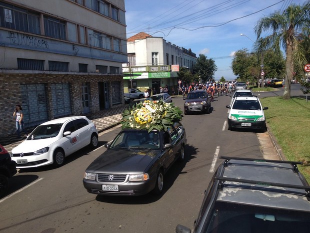 Cortejo fúnebre começou por volta das 10h (Foto: André Salamucha/RPC)