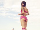 Ex-BBB Bianca Jahara posa de patins e lingerie em praia carioca