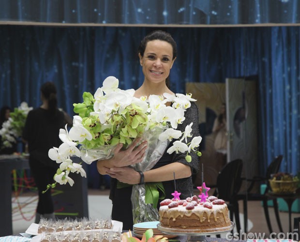 Vanessa Gerbelli ganha flores em seu aniversário (Foto: Camila Camacho/ TV Globo)