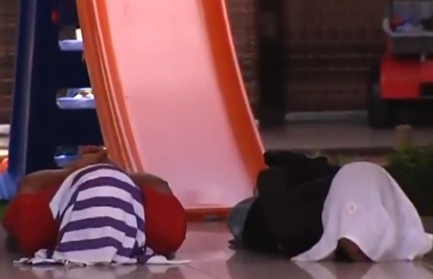 Dois suspeitos se entregaram após negociação feita pela PM, em Goiás (Foto: Reprodução/TV Anhanguera) Dois suspeitos se entregaram após negociação feita pela PM, em Goiás (Foto: Reprodução/TV Anhanguera)