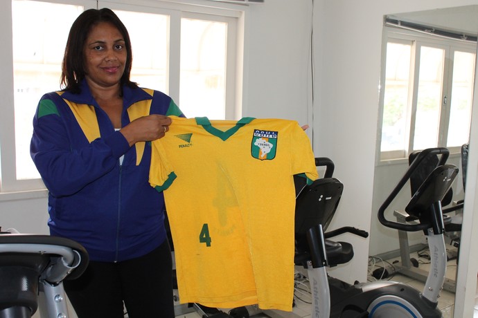 Ex-amadora da Seleção Brasileira de Handebol, Nenega exibe com orgulho a camisa verde e amarela (Foto: Henrique Almeida)
