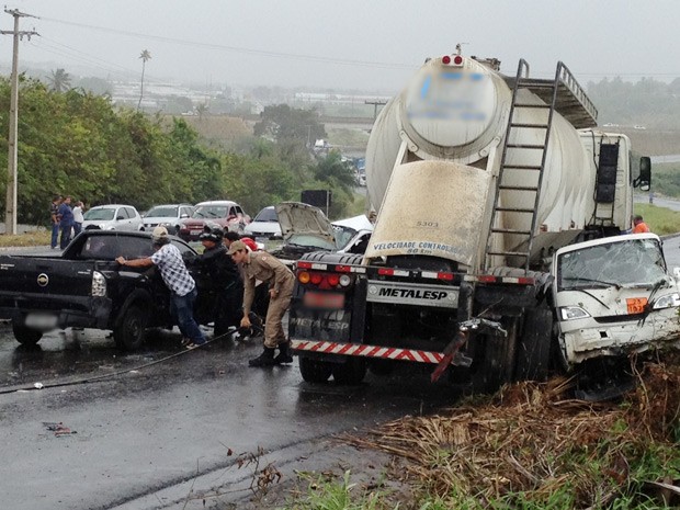 Um engavetamento na BR-230 sentido João Pessoa-Bayeux, envolvendo pelo menos quatro caminhões e cinco carros deixou o trânsito congestionado na manhã desta terça-feira (2) (Foto: Walter Paparazzo/G1)