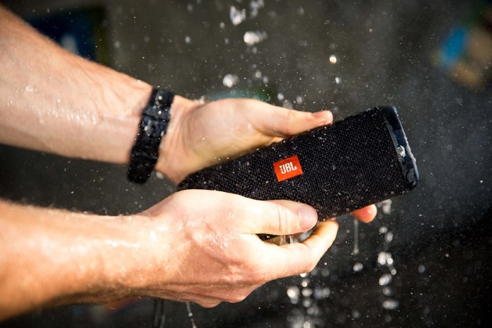 Novo JBL Flip3 pode ser lavado em água corrente (Divulgação/JBL) (Foto: Novo JBL Flip3 pode ser lavado em água corrente (Divulgação/JBL)) Novo JBL Flip3 pode ser lavado em água corrente (Divulgação/JBL) (Foto: Novo JBL Flip3 pode ser lavado em água corrente (Divulgação/JBL))