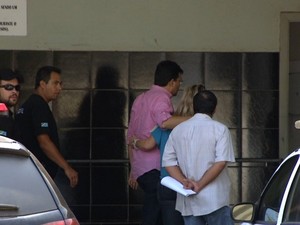 Gilmar Olarte se apresenta à polícia e fica preso (Foto: Reprodução/ TV Morena)