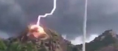 Raio explode rocha próxima de ponto turístico no Ceará; vídeo (Reprodução)