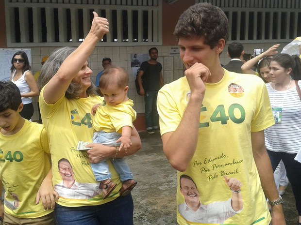 Renata Campos e filhos chegam à seção eleitoral para votar. (Foto: Katherine Coutinho / G1)