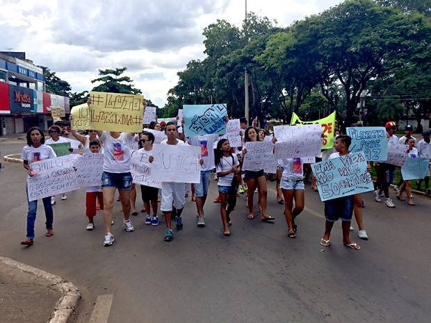 Familiares e amigos de garoto morto por frentista durante protesto contra o aumento da gasolina marcham contra a libertação do suspeito (Foto: Luciana Amaral/G1) Familiares e amigos de garoto morto por frentista durante protesto contra o aumento da gasolina marcham contra a libertação do suspeito (Foto: Luciana Amaral/G1)