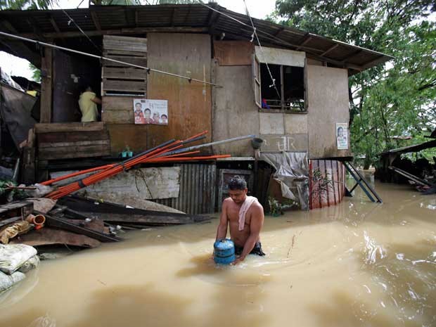 Tormenta provocou enchentes na região norte das Filipinas. (Foto: Aaron Favila / AP Photo)