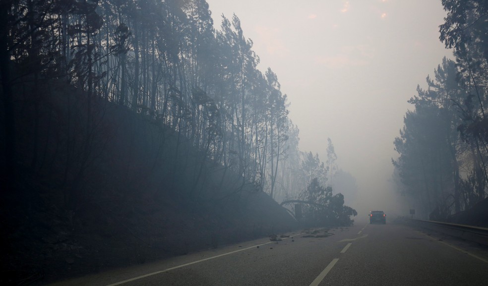 Fumaça é vista na autoestrada IC8 na manhã deste domingo (18) devido ao incêndio florestal que atinge a região central de Portugal (Foto: Rafael Marchante/Reuters)