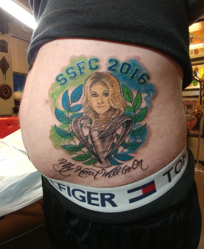 A tatuagem mistura esportes, música e o rosto de Celine Dion na taça conquistada pelo time