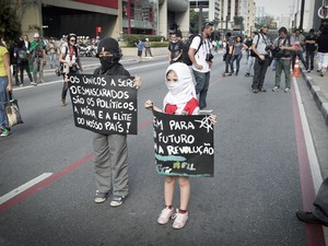 Crianças também estiveram presentes no protesto na Avenida Paulista na tarde deste sábado (7). (Foto: Caio Kenji/G1)