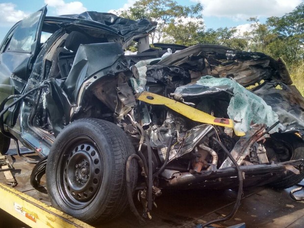 Casal morre após colisão frontal entre carro e carreta na BR-153, em Goiás (Foto: Divulgação/PRF)
