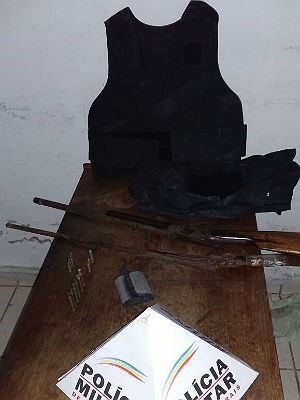 Armas apreendidas Vila Olavo Costa (Foto: Polícia Militar/ Divulgação)