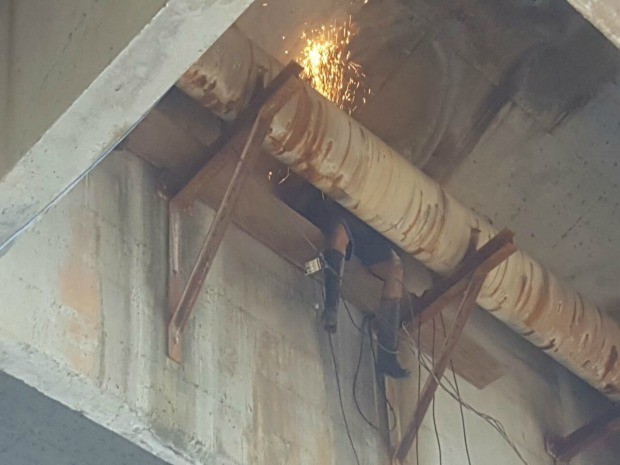 Adutora antiga tem muitos furos e poderia não aguentar o fluxo de água (Foto: Clederson Viana/Arquivo Pessoal)