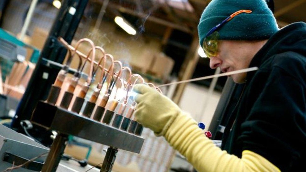  Filhas de Elliot trabalham na empresa, mas fortuna deve ser doada para fundação que a administra. (Foto: BBC)