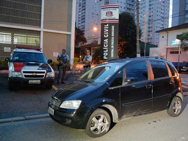 Fiat Idea usado no crime tinha sido roubado no dia 14 (Foto: Hélio Torchi/Estadão Conteúdo)