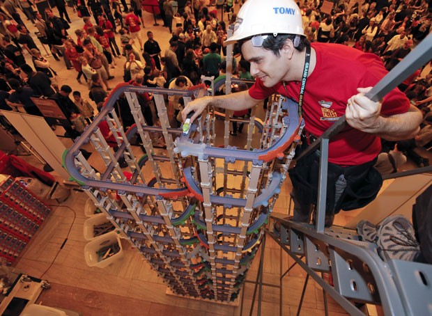  Jason Moreno construiu a mais alta ferrovia de brinquedo (Foto:  Ray Stubblebine/AP)