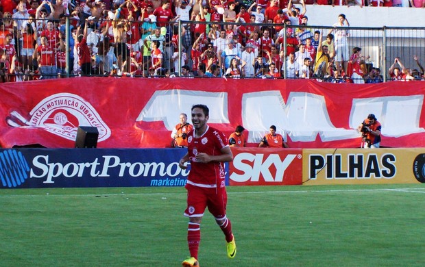 Jovem meia Régis fez o primeiro gol do América-RN no clássico (Foto: Augusto Gomes)